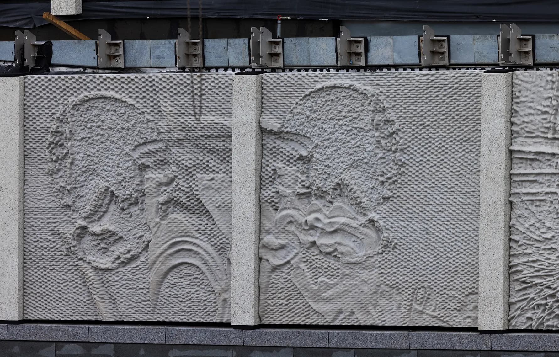 Close-up of plate 3 and 4